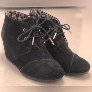 👢TOM’S Women’s 8W Black Suede “Desert Wedge” Boot EUC